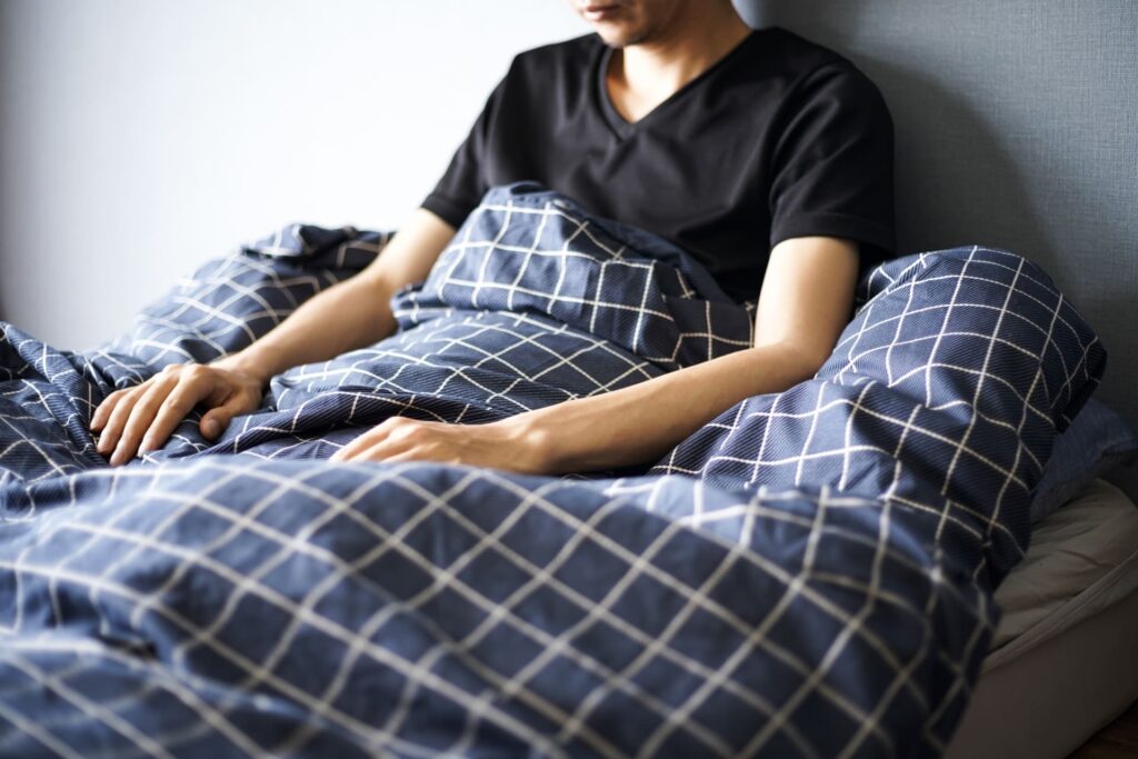 疲れているのに眠れない原因は？心身を癒すための具体的な対策とは